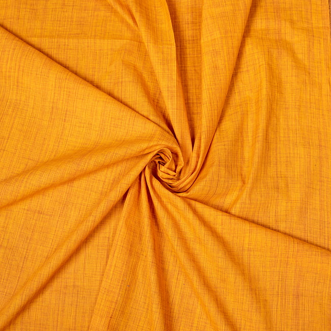 〔1m切り売り〕南インドのシンプル無地コットン布〔約106cm〕 - オレンジ 5 - 生地の拡大写真です。とても良い風合いです。