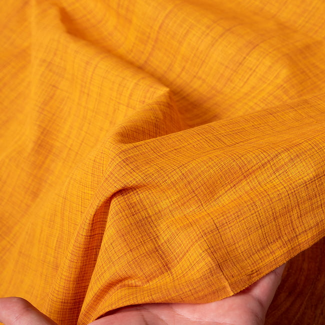〔1m切り売り〕南インドのシンプル無地コットン布〔約106cm〕 - オレンジ 6 - 生地を広げてみたところです。横幅もしっかりあります。注文個数に応じた長さにカットしてお送りいたします。