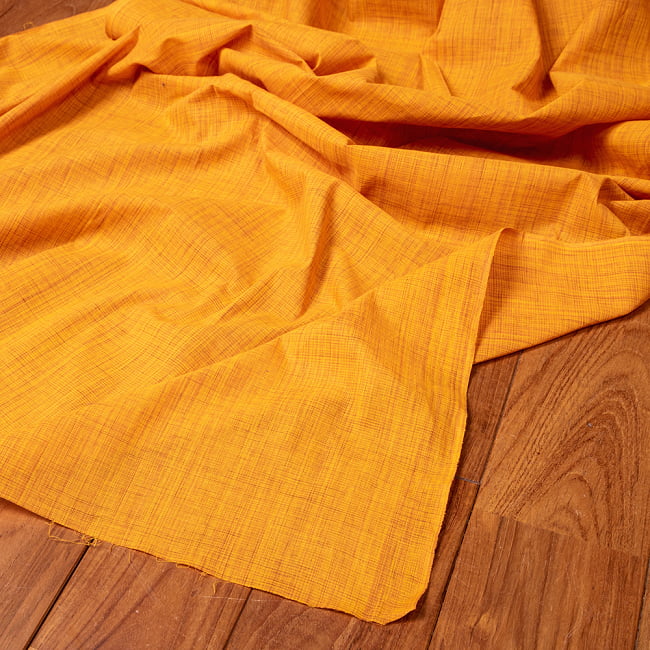 〔1m切り売り〕南インドのシンプル無地コットン布〔約106cm〕 - オレンジの写真1枚目です。インドらしい味わいのある布地です。切り売り,量り売り布,アジア布 量り売り,手芸,裁縫,生地,アジアン,ファブリック,ブロケード