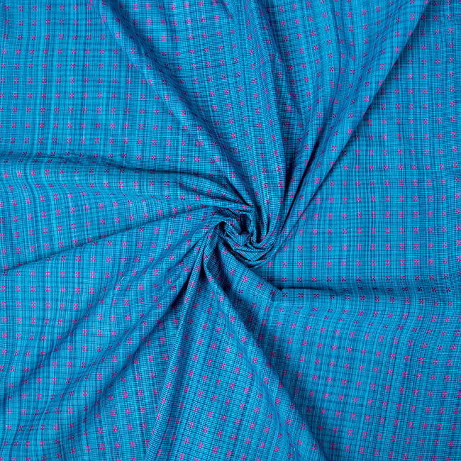 〔1m切り売り〕南インドのシンプルコットン布〔約106cm〕 - ブルー 5 - 生地の拡大写真です。とても良い風合いです。