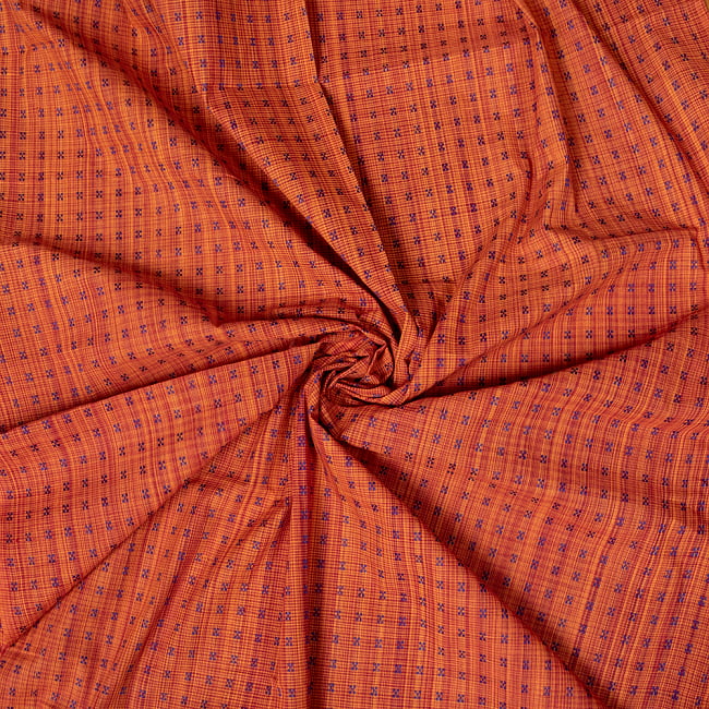 〔1m切り売り〕南インドのシンプルコットン布〔約106cm〕 - えんじ×黄色 5 - 生地の拡大写真です。とても良い風合いです。