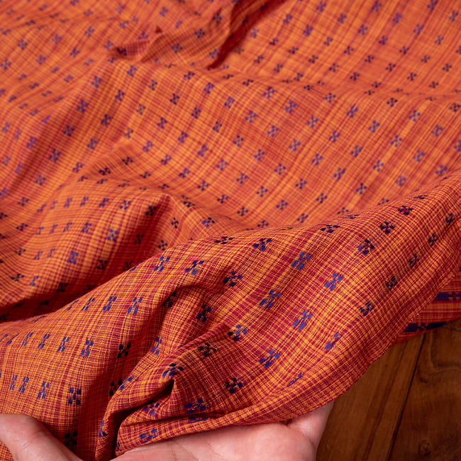 〔1m切り売り〕南インドのシンプルコットン布〔約106cm〕 - えんじ×黄色 6 - 生地を広げてみたところです。横幅もしっかりあります。注文個数に応じた長さにカットしてお送りいたします。