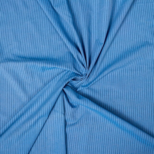 〔1m切り売り〕南インドのシンプルコットン　ストライプ模様布〔約106cm〕 - 水色 5 - 生地の拡大写真です。とても良い風合いです。