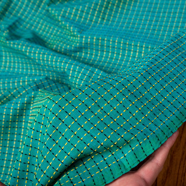 〔1m切り売り〕南インドのシンプルコットン　チェック模様布〔約106cm〕 - グリーン 6 - 生地を広げてみたところです。横幅もしっかりあります。注文個数に応じた長さにカットしてお送りいたします。