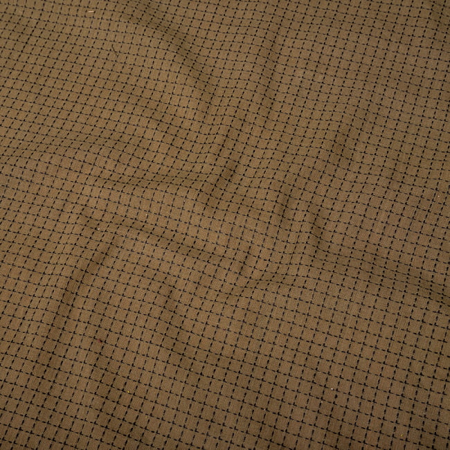 〔1m切り売り〕南インドのシンプルコットン　チェック模様布〔約106cm〕 - ブラウン 4 - インドならではの布ですね。