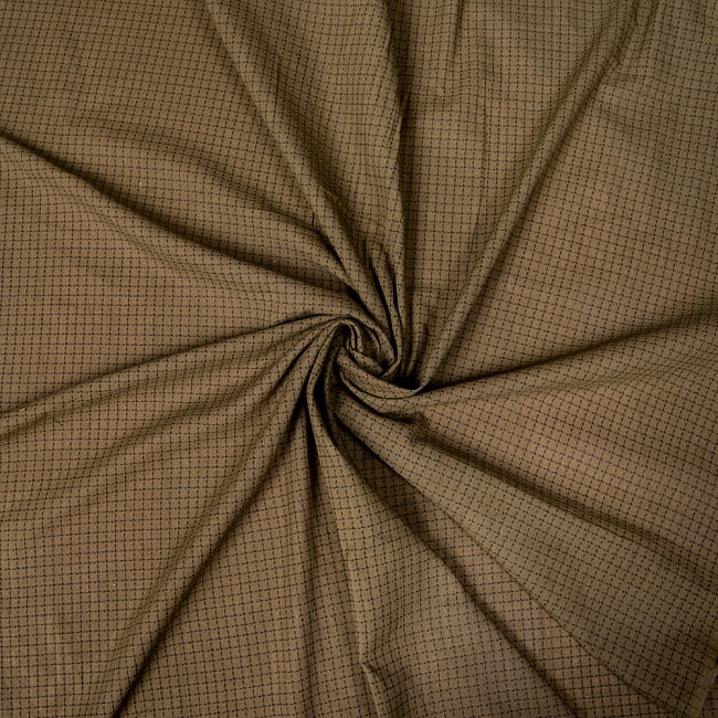 〔1m切り売り〕南インドのシンプルコットン　チェック模様布〔約106cm〕 - ブラウン 5 - 生地の拡大写真です。とても良い風合いです。