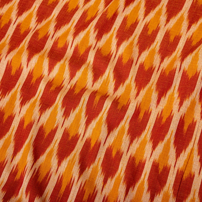 〔1m切り売り〕インドの伝統絣織り布　イカット織り生地　〔約106cm〕 - オレンジ 4 - インドならではの布ですね。