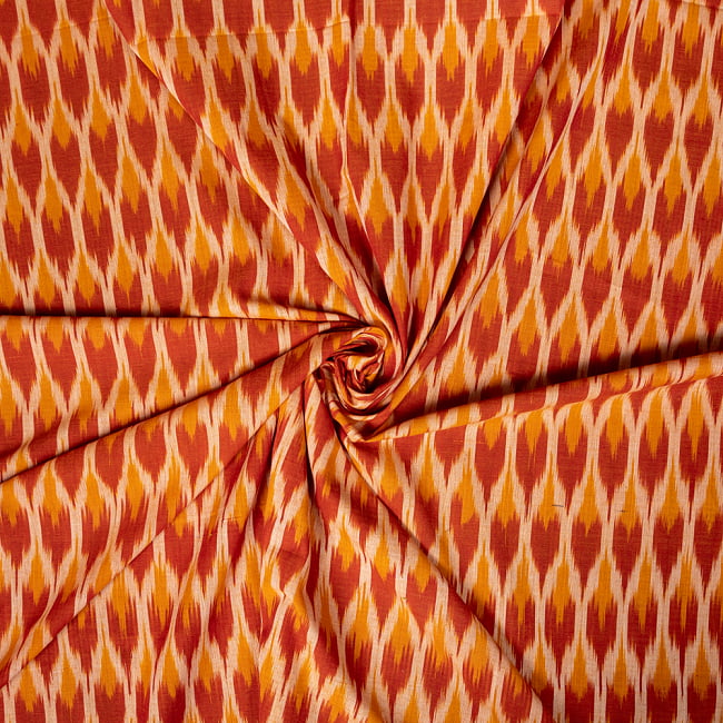 〔1m切り売り〕インドの伝統絣織り布　イカット織り生地　〔約106cm〕 - オレンジ 5 - 生地の拡大写真です。とても良い風合いです。