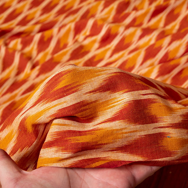 〔1m切り売り〕インドの伝統絣織り布　イカット織り生地　〔約106cm〕 - オレンジ 6 - 生地を広げてみたところです。横幅もしっかりあります。注文個数に応じた長さにカットしてお送りいたします。