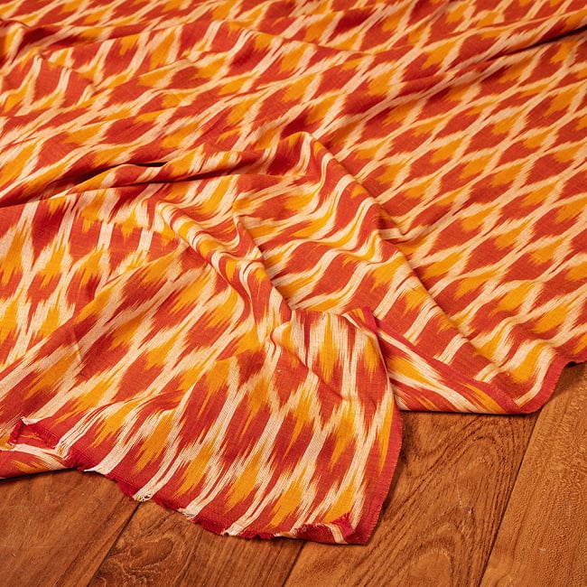 〔1m切り売り〕インドの伝統絣織り布　イカット織り生地　〔約106cm〕 - オレンジの写真1枚目です。インドらしい味わいのある布地です。イカット,かすり織り,絣,切り売り　テーブルクロス　おしゃれ,量り売り布,アジア布 量り売り,手芸,裁縫,生地,アジアン,ファブリック
