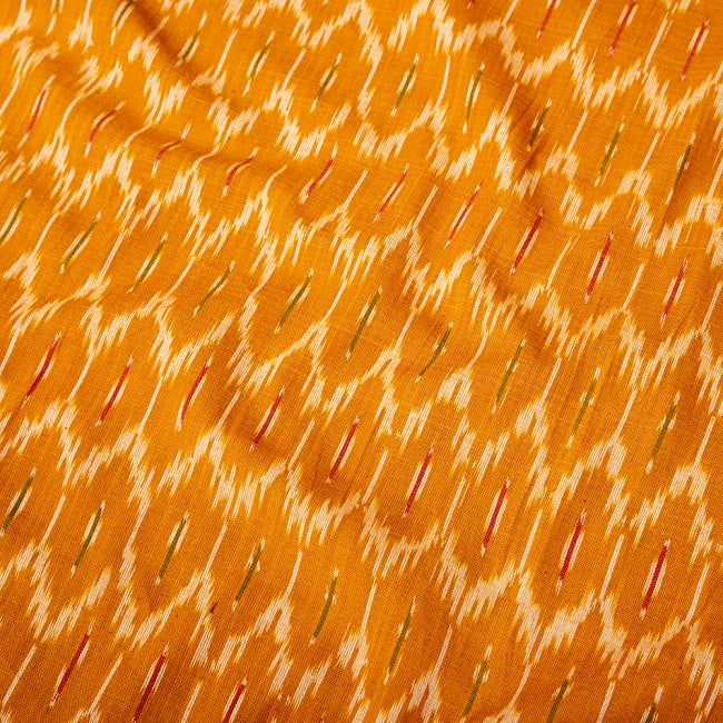 〔1m切り売り〕インドの伝統絣織り布　イカット織り生地　〔約106cm〕 - イエロー×黄土色 4 - インドならではの布ですね。