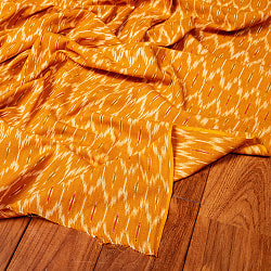 〔1m切り売り〕インドの伝統絣織り布　イカット織り生地　〔約106cm〕 - イエロー×黄土色の商品写真