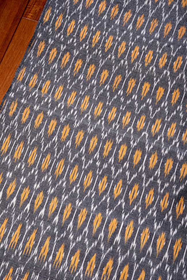 〔1m切り売り〕インドの伝統絣織り布　イカット織り生地　〔約106cm〕 - グレー 3 - 1mの長さごとにご購入いただけます。