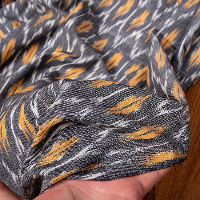 〔1m切り売り〕インドの伝統絣織り布　イカット織り生地　〔約106cm〕 - グレー 6 - 生地を広げてみたところです。横幅もしっかりあります。注文個数に応じた長さにカットしてお送りいたします。