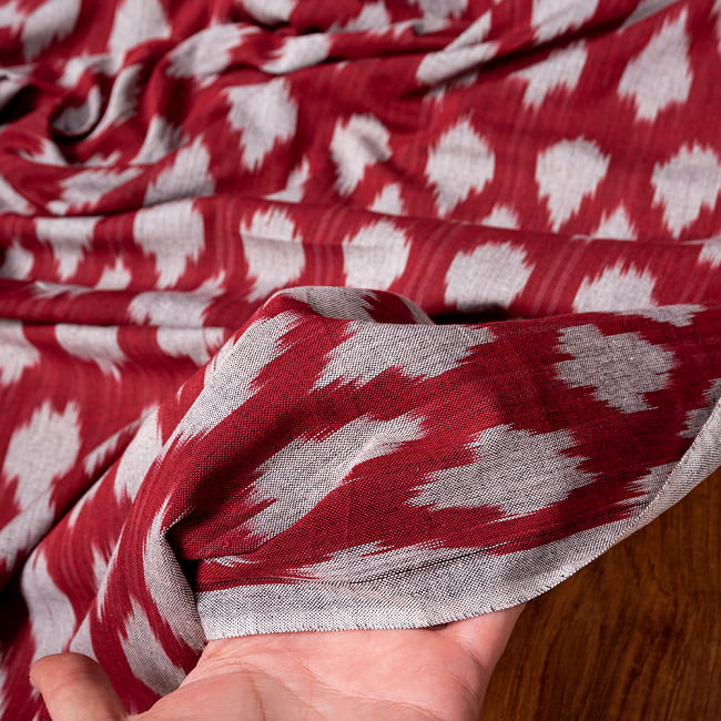 〔1m切り売り〕インドの伝統絣織り布　イカット織り生地　〔約106cm〕 - えんじ 6 - 生地を広げてみたところです。横幅もしっかりあります。注文個数に応じた長さにカットしてお送りいたします。