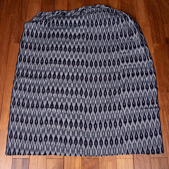 〔1m切り売り〕インドの伝統絣織り布　イカット織り生地　〔約106cm〕 - 紺 2 - とても素敵な雰囲気です