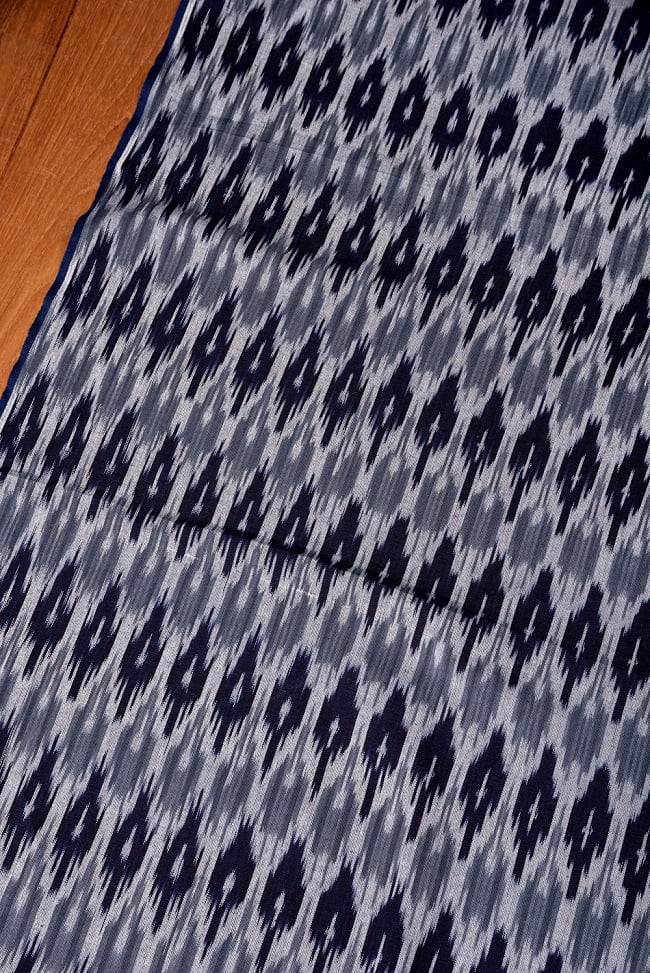 〔1m切り売り〕インドの伝統絣織り布　イカット織り生地　〔約106cm〕 - 紺 3 - 1mの長さごとにご購入いただけます。