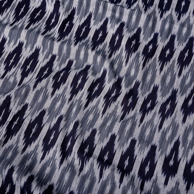 〔1m切り売り〕インドの伝統絣織り布　イカット織り生地　〔約106cm〕 - 紺 4 - インドならではの布ですね。