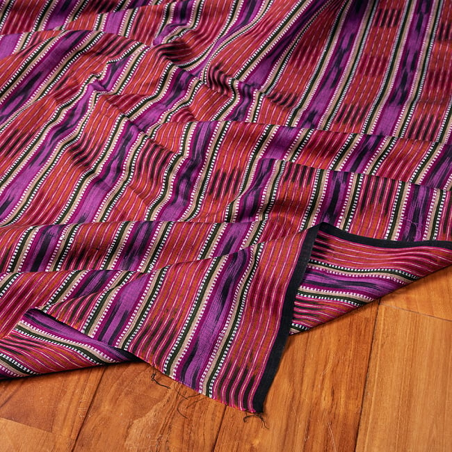 〔1m切り売り〕インドの伝統絣織り布　イカット織り生地　〔約106cm〕 - 紫の写真1枚目です。インドらしい味わいのある布地です。イカット,かすり織り,絣,切り売り　テーブルクロス　おしゃれ,量り売り布,アジア布 量り売り,手芸,裁縫,生地,アジアン,ファブリック