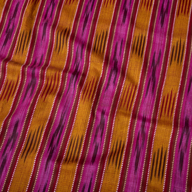 〔1m切り売り〕インドの伝統絣織り布　イカット織り生地　〔約106cm〕 - 紫×黄土色 4 - インドならではの布ですね。
