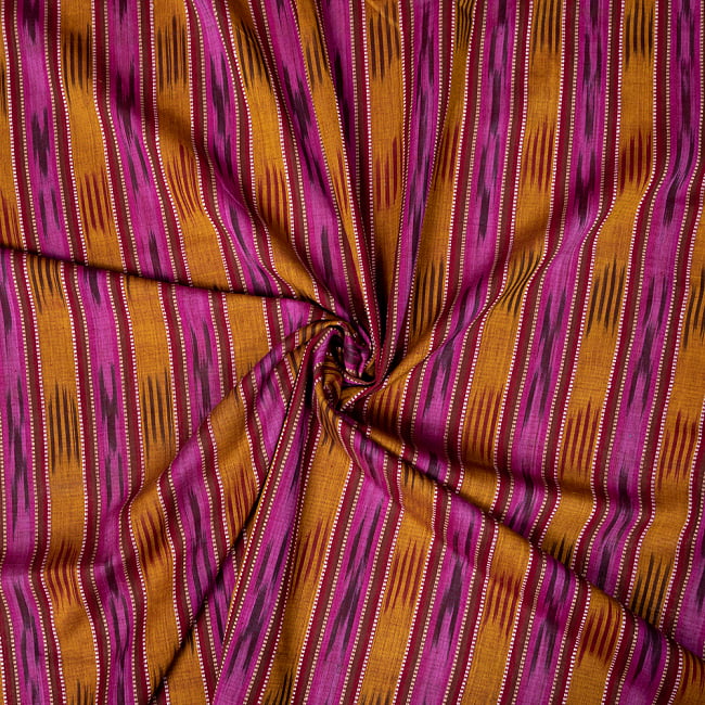 〔1m切り売り〕インドの伝統絣織り布　イカット織り生地　〔約106cm〕 - 紫×黄土色 5 - 生地の拡大写真です。とても良い風合いです。