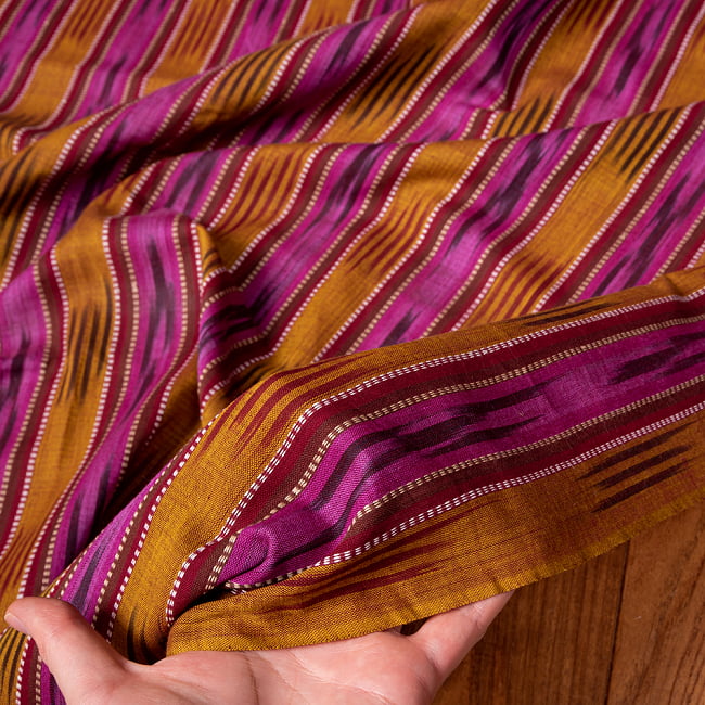 〔1m切り売り〕インドの伝統絣織り布　イカット織り生地　〔約106cm〕 - 紫×黄土色 6 - 生地を広げてみたところです。横幅もしっかりあります。注文個数に応じた長さにカットしてお送りいたします。