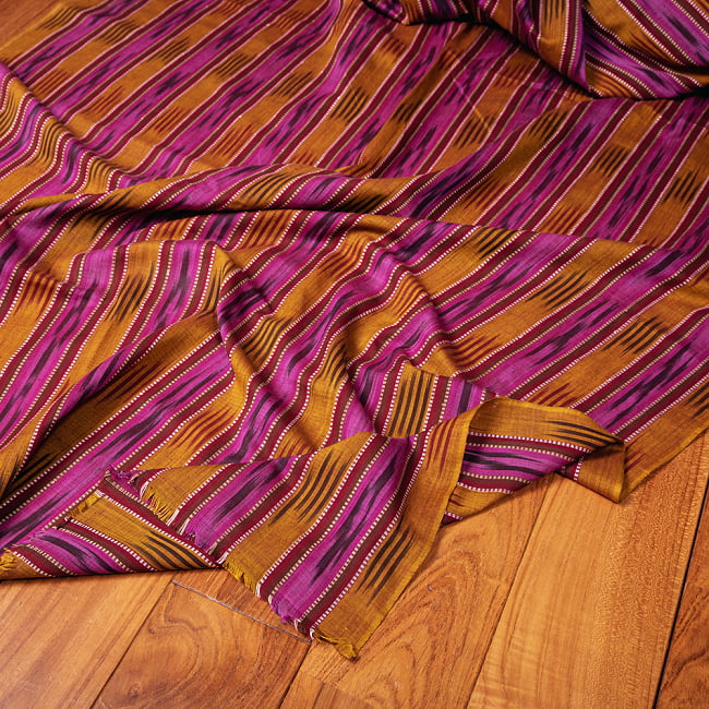 〔1m切り売り〕インドの伝統絣織り布　イカット織り生地　〔約106cm〕 - 紫×黄土色の写真1枚目です。インドらしい味わいのある布地です。イカット,かすり織り,絣,切り売り　テーブルクロス　おしゃれ,量り売り布,アジア布 量り売り,手芸,裁縫,生地,アジアン,ファブリック