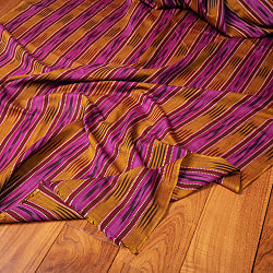 〔1m切り売り〕インドの伝統絣織り布　イカット織り生地　〔約106cm〕 - 紫×黄土色の商品写真
