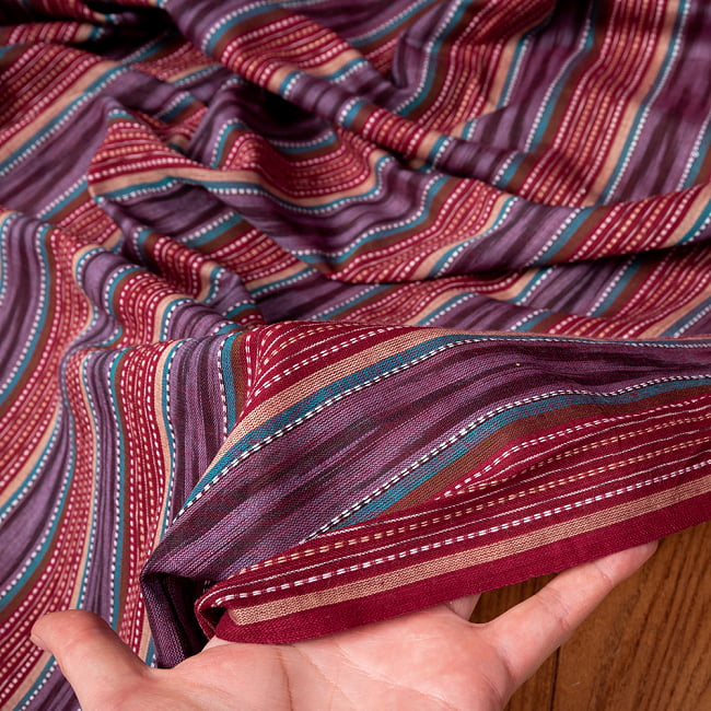 〔1m切り売り〕インドの伝統絣織り布　イカット織り生地　〔約106cm〕 - 紫×えんじ 6 - 生地を広げてみたところです。横幅もしっかりあります。注文個数に応じた長さにカットしてお送りいたします。