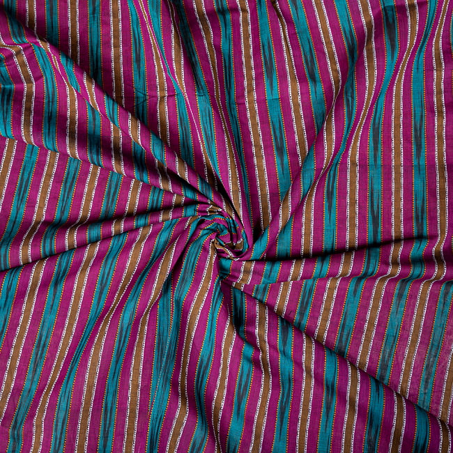 〔1m切り売り〕インドの伝統絣織り布　イカット織り生地　〔約106cm〕 - 紫×青緑 5 - 生地の拡大写真です。とても良い風合いです。