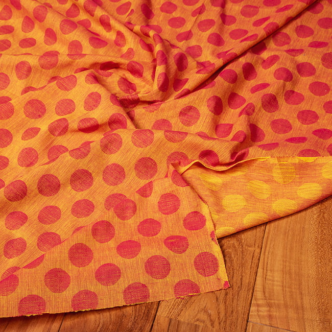 〔1m切り売り〕南インドのコインドット　水玉模様布〔約106cm〕 - オレンジ×赤 5 - 生地の拡大写真です。とても良い風合いです。