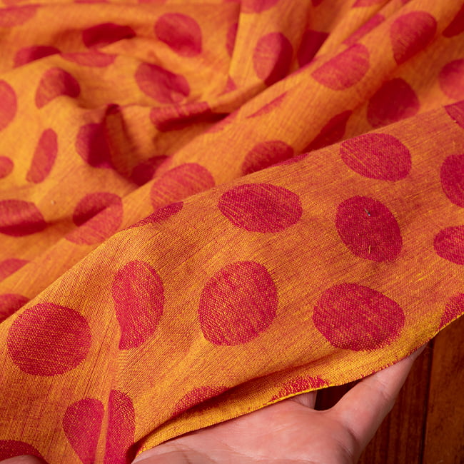 〔1m切り売り〕南インドのコインドット　水玉模様布〔約106cm〕 - オレンジ×赤 6 - 生地を広げてみたところです。横幅もしっかりあります。注文個数に応じた長さにカットしてお送りいたします。