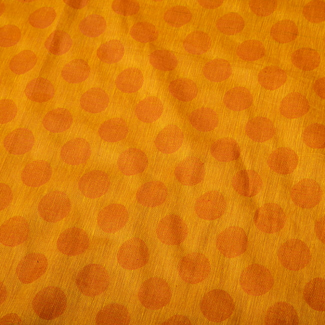 〔1m切り売り〕南インドのコインドット　水玉模様布〔約106cm〕 - イエロー×オレンジ 4 - インドならではの布ですね。