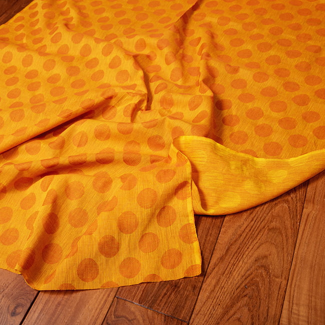 〔1m切り売り〕南インドのコインドット　水玉模様布〔約106cm〕 - イエロー×オレンジ 5 - 生地の拡大写真です。とても良い風合いです。