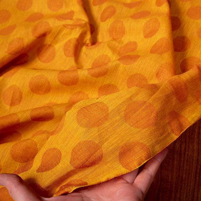〔1m切り売り〕南インドのコインドット　水玉模様布〔約106cm〕 - イエロー×オレンジ 6 - 生地を広げてみたところです。横幅もしっかりあります。注文個数に応じた長さにカットしてお送りいたします。