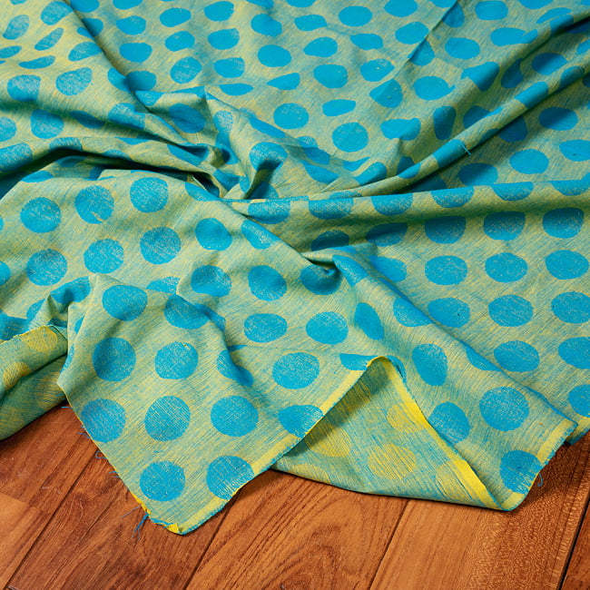 〔1m切り売り〕南インドのコインドット　水玉模様布〔約106cm〕 - 黄色×ブルー 5 - 生地の拡大写真です。とても良い風合いです。