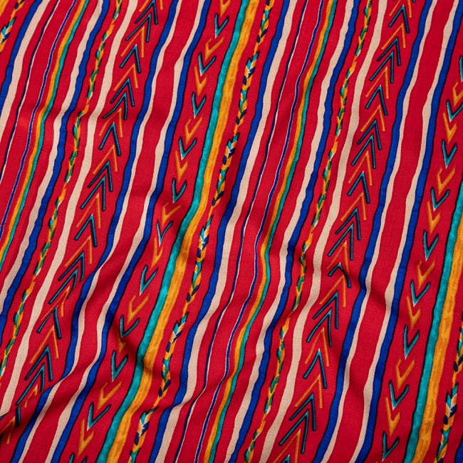〔1m切り売り〕南インドの肌触り柔らかなトライバルストライプ布〔約106cm〕 - 赤 4 - インドならではの布ですね。