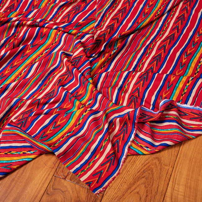 〔1m切り売り〕南インドの肌触り柔らかなトライバルストライプ布〔約106cm〕 - 赤の写真1枚目です。インドらしい味わいのある布地です。切り売り,量り売り布,アジア布 量り売り,手芸,裁縫,生地,アジアン,ファブリック,ブロケード