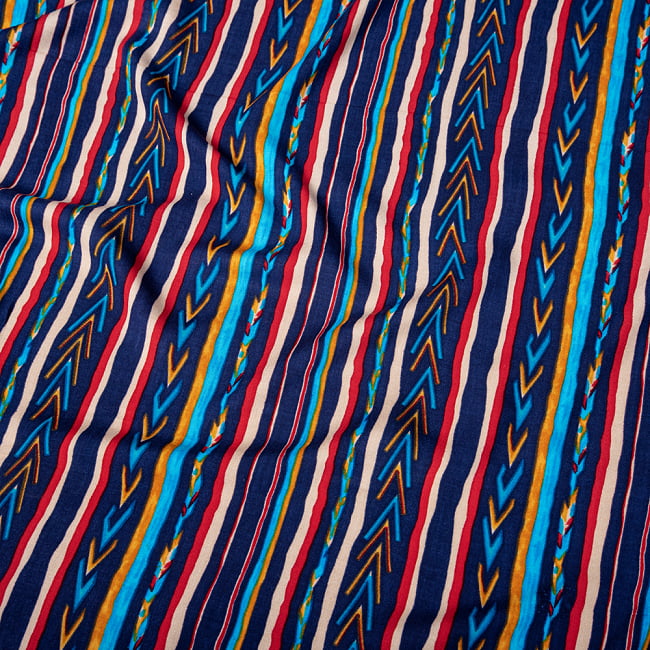 〔1m切り売り〕南インドの肌触り柔らかなトライバルストライプ布〔約106cm〕 - ブルー 4 - インドならではの布ですね。