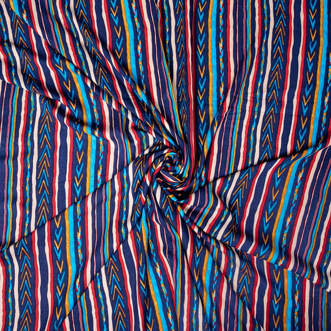 〔1m切り売り〕南インドの肌触り柔らかなトライバルストライプ布〔約106cm〕 - ブルー 5 - 生地の拡大写真です。とても良い風合いです。