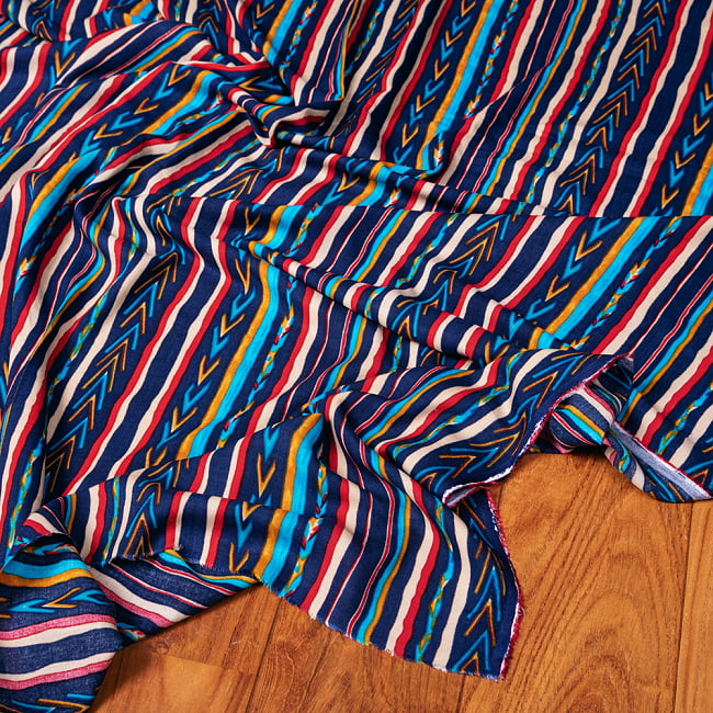 〔1m切り売り〕南インドの肌触り柔らかなトライバルストライプ布〔約106cm〕 - ブルーの写真1枚目です。インドらしい味わいのある布地です。切り売り,量り売り布,アジア布 量り売り,手芸,裁縫,生地,アジアン,ファブリック,ブロケード