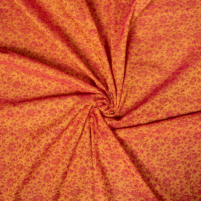〔1m切り売り〕インドの更紗刺繍コットン布〔約106cm〕 - オレンジ×ピンク 5 - 生地の拡大写真です。とても良い風合いです。
