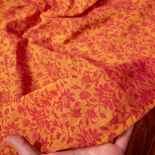 〔1m切り売り〕インドの更紗刺繍コットン布〔約106cm〕 - オレンジ×ピンク 6 - 生地を広げてみたところです。横幅もしっかりあります。注文個数に応じた長さにカットしてお送りいたします。