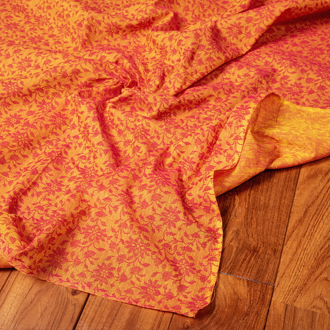〔1m切り売り〕インドの更紗刺繍コットン布〔約106cm〕 - オレンジ×ピンクの写真1枚目です。インドらしい味わいのある布地です。切り売り,量り売り布,アジア布 量り売り,手芸,裁縫,生地,アジアン,ファブリック,ブロケード
