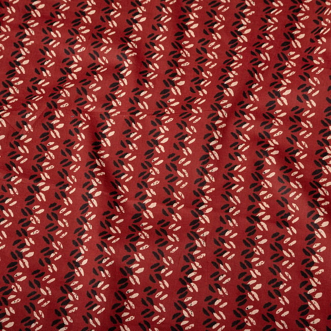 〔1m切り売り〕南インドのビーンズ・パターン布〔約106cm〕 - 赤茶 4 - インドならではの布ですね。
