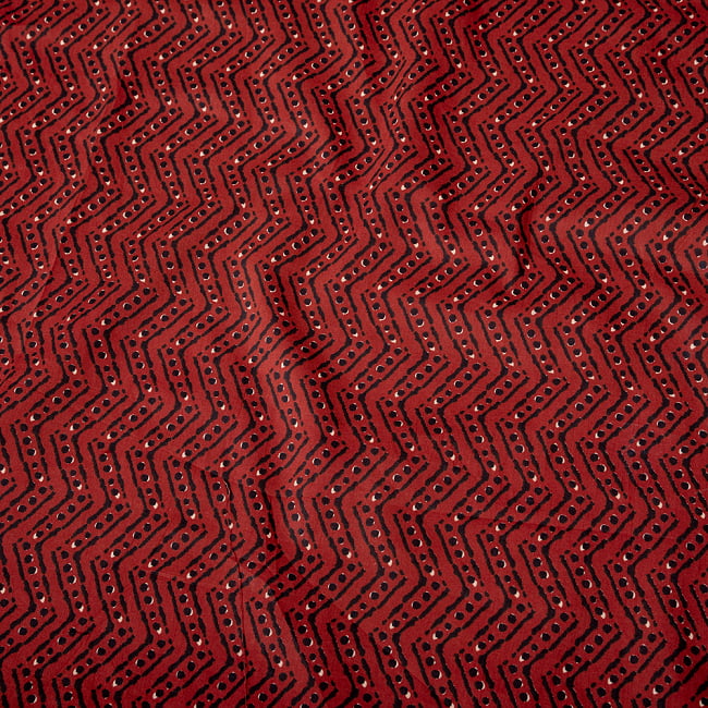 〔1m切り売り〕南インドのジグザグ模様　シェブロン・ストライプ布〔約106cm〕 - 赤茶 4 - インドならではの布ですね。