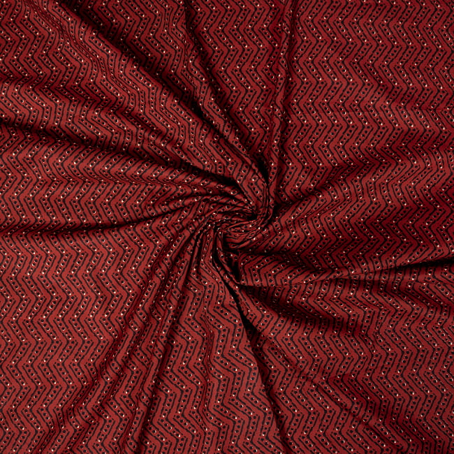 〔1m切り売り〕南インドのジグザグ模様　シェブロン・ストライプ布〔約106cm〕 - 赤茶 5 - 生地の拡大写真です。とても良い風合いです。