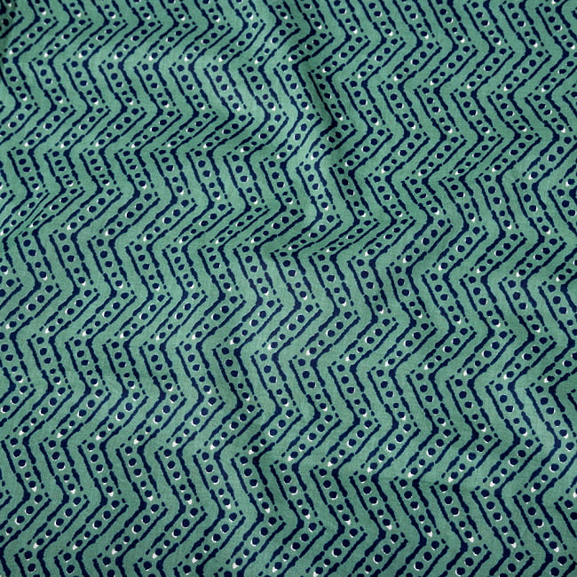 〔1m切り売り〕南インドのジグザグ模様　シェブロン・ストライプ布〔約106cm〕 - グリーン 4 - インドならではの布ですね。