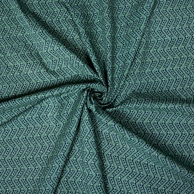 〔1m切り売り〕南インドのジグザグ模様　シェブロン・ストライプ布〔約106cm〕 - グリーン 5 - 生地の拡大写真です。とても良い風合いです。
