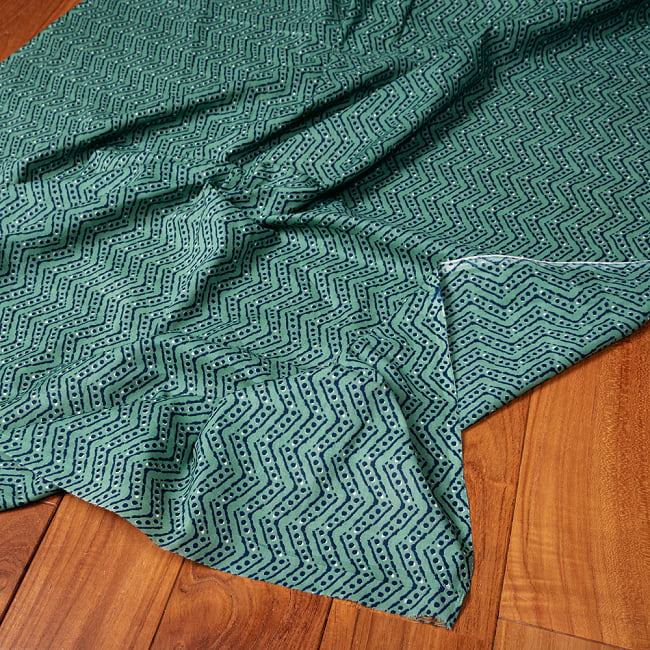〔1m切り売り〕南インドのジグザグ模様　シェブロン・ストライプ布〔約106cm〕 - グリーンの写真1枚目です。インドらしい味わいのある布地です。切り売り,量り売り布,アジア布 量り売り,手芸,裁縫,生地,アジアン,ファブリック,ブロケード